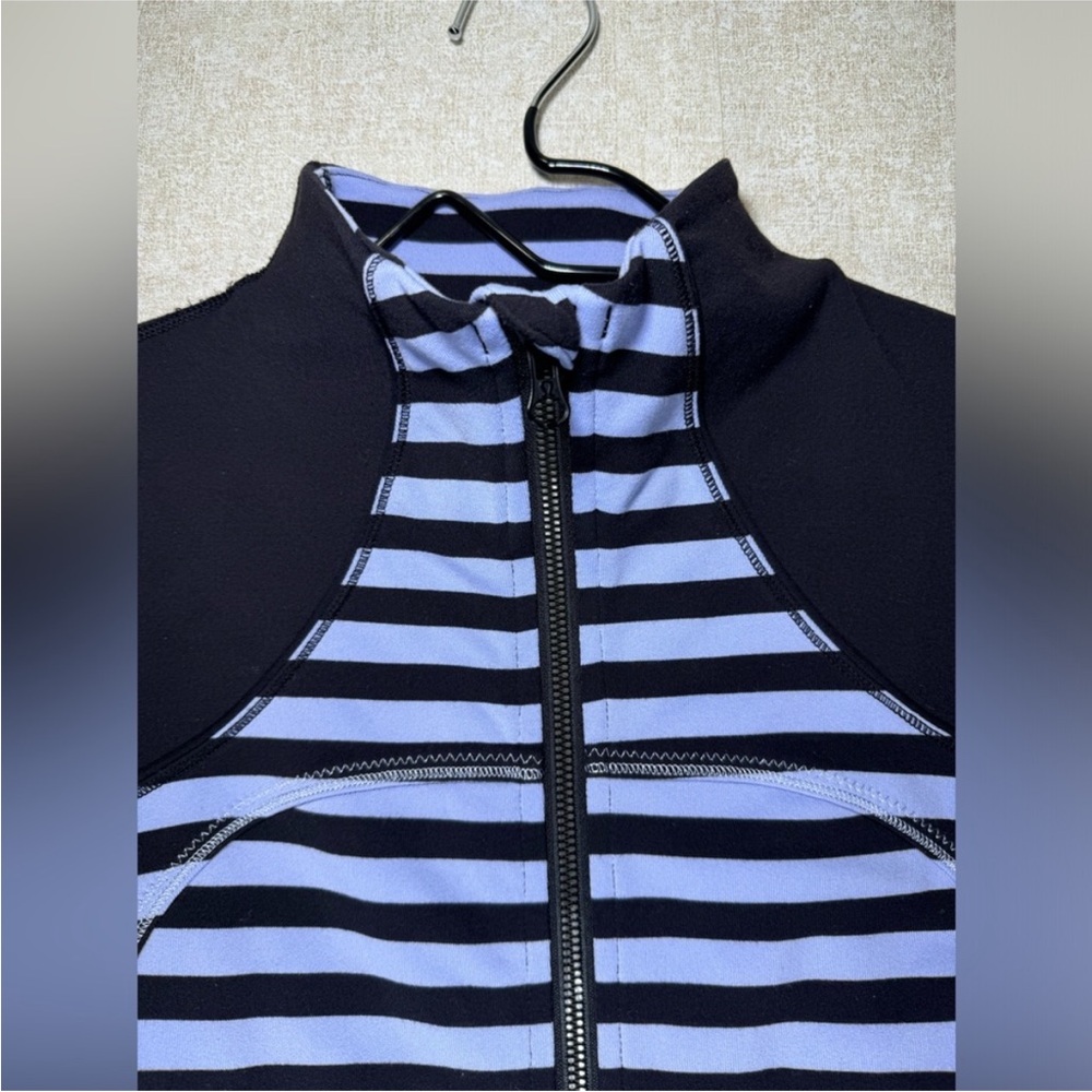 Lululemon Forme Jacket Sea Stripe Polar Haze And Black Yoga Running Size 10 - Picture 3 of 5